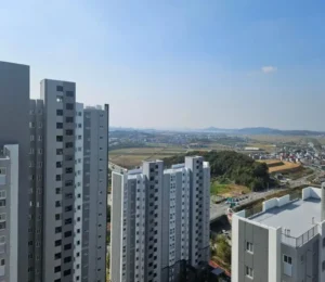 부산 학교 고소작업차 전복 및 추락 사고 원인과 예방 대책을 설명하는 건물 외벽 실물이미지