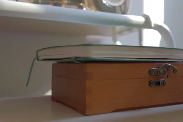 텍스트힙의 열풍을 나타내기 위한 노트와 필통 실사 이미지