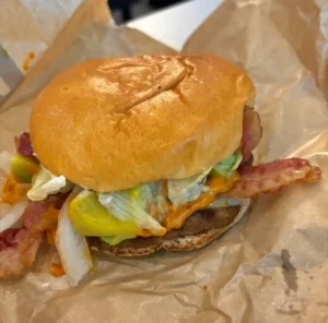 맥도날드 런치메뉴를 설명하기 위한 맛있는 햄버거의 실물