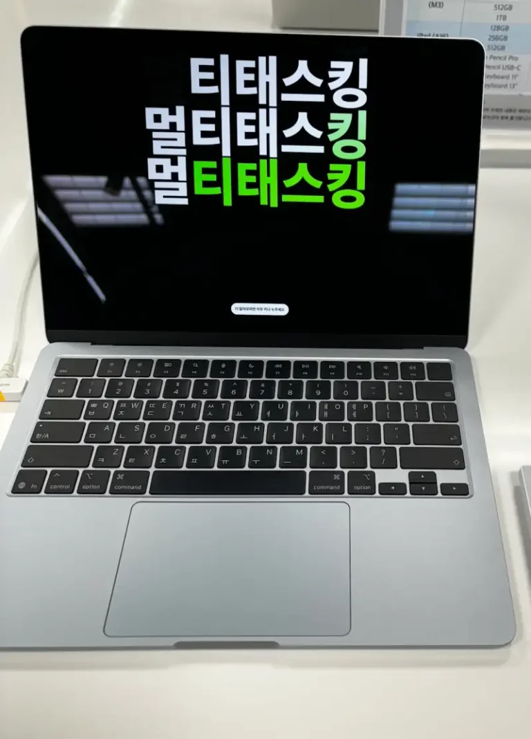 2029년 출시가 예상되는 18인치 대화면 폴더블 아이패드의 예상 디자인과 가격을 설명하기 위해 직접 찍은 맥북에어 실물 사진