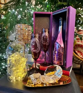 고급스러운 다이닝 파인 다이닝 식당에 어울릴만한 오너먼트 오브제와 와인잔 실물