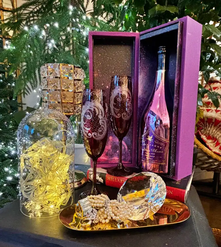 고급스러운 다이닝 파인 다이닝 식당에 어울릴만한 오너먼트 오브제와 와인잔 실물