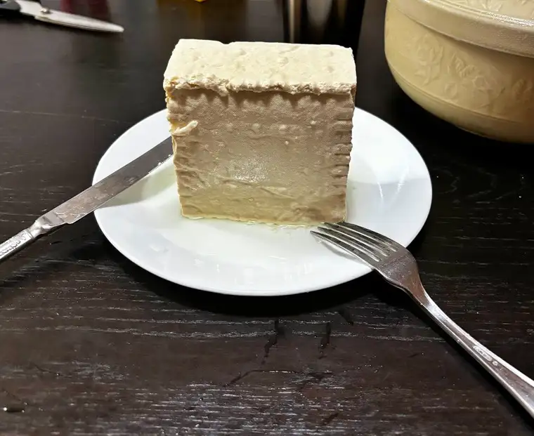 고급진 두부요리를 재현하기 위해 포크와 나이프가 같이 있고 접시에 담긴 두부 한 모 실물 이미지